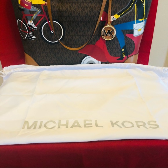 Michael Kors oversized tote and snap pouch. - Picture 2 of 16